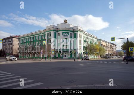 Ospedale regionale per veterani di guerra (KGBUZ) situato all'angolo di Prospect Mira 99 e Gorky Street 8, nel quartiere centrale di Krasnoyarsk. Foto Stock