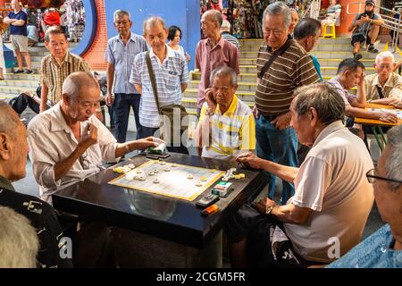 Chinatown, Singapore - 11 2018: Vecchio che gioca a Xiangqi, scacchi cinesi Foto Stock