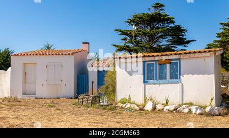 Yeu isola in Francia, colorate capanne sulla spiaggia Foto Stock