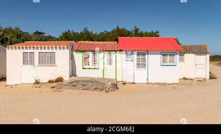 Yeu isola in Francia, colorate capanne sulla spiaggia Foto Stock