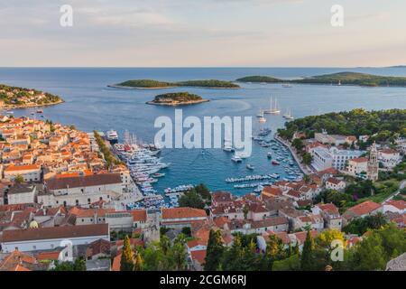 Vista dalla Fortezza di Hvar, un'isola nel mare Adriatico in Croazia Foto Stock