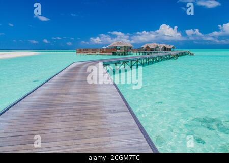 Paradiso tropicale: Vista di bungalow sull'acqua in un resort nelle Maldive, Oceano Indiano Foto Stock