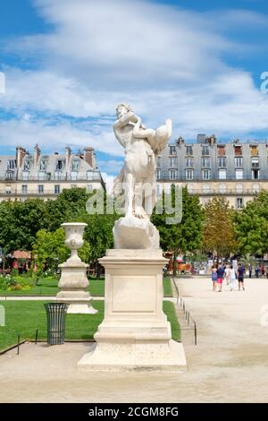 I parigini si godono l'estate al Giardino delle Tuileries a Parigi Foto Stock