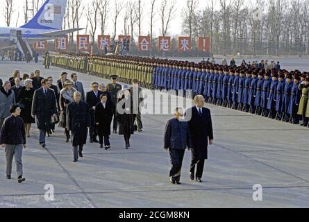 12/1/1975 - accompagnati da Deng Xiao Ping, Presidente Gerald Ford ispeziona la Guardia d'onore a Pechino aeroporto di capitale al momento del suo arrivo in Cina Foto Stock