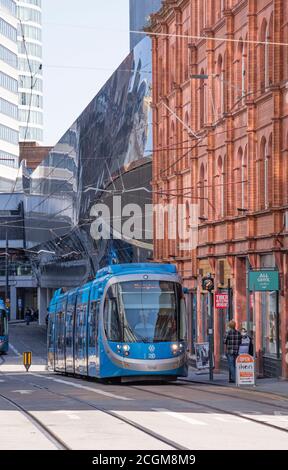 West Midlands Metro che opera tra Birmingham e Wolverhampton climbing Hill St, Birmingham, Inghilterra, Regno Unito Foto Stock