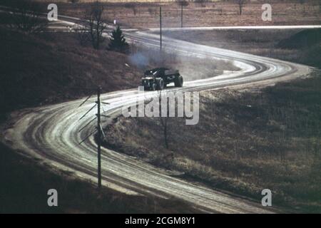 Un enorme Carrello di carbone con pneumatici otto piedi alte potenze verso un Hanna Coal Company Area di elaborazione Off Route 100, nei pressi di Morristown, Ohio, e Steubenville. 10/1973 Foto Stock