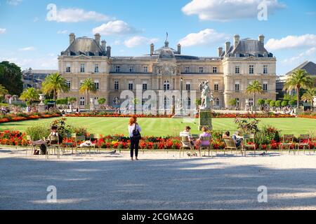 Il Palazzo e i giardini del Lussemburgo in una bella giornata estiva A Parigi Foto Stock