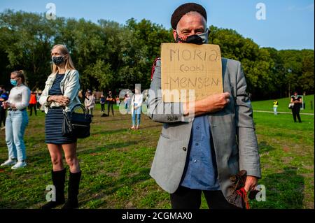 Durante la manifestazione un manifestante detiene un cartello per i rifugiati.dopo un incendio che ha distrutto il più grande campo profughi della Grecia, lasciando quasi 13,000 persone senza rifugio, centinaia di persone si sono riunite per chiedere al governo olandese e all'Unione europea di affrontare questa situazione, sostenere i suoi colleghi e anche accogliere un numero supplementare di rifugiati. Foto Stock