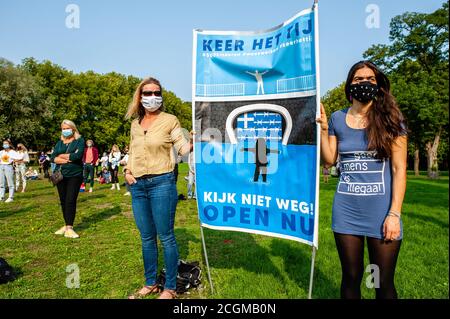 Durante la manifestazione i manifestanti hanno indetto un grande cartello a favore dei rifugiati.dopo un incendio che ha distrutto il più grande campo profughi della Grecia, lasciando quasi 13,000 persone senza rifugio, centinaia di persone si sono riunite per chiedere al governo olandese e all'UE di affrontare questa situazione, sostenere i suoi colleghi e anche accogliere un numero supplementare di rifugiati. Foto Stock