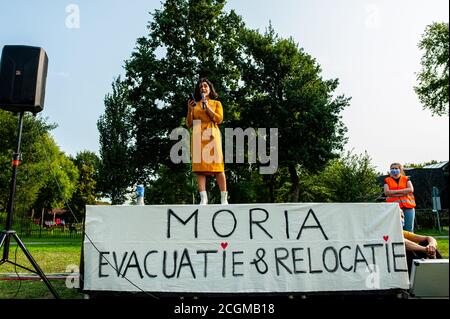 Una donna ha visto pronunciare un discorso durante la manifestazione.dopo un incendio che ha distrutto il più grande campo profughi della Grecia, lasciando quasi 13,000 persone senza rifugio, centinaia di persone si sono riunite per chiedere al governo olandese e all'Unione europea di affrontare questa situazione, sostenere i suoi colleghi e anche accogliere un numero supplementare di rifugiati. Foto Stock