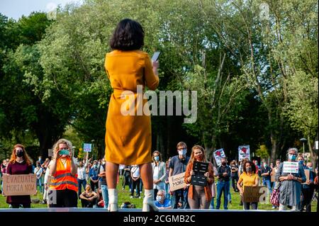Una donna ha visto pronunciare un discorso durante la manifestazione.dopo un incendio che ha distrutto il più grande campo profughi della Grecia, lasciando quasi 13,000 persone senza rifugio, centinaia di persone si sono riunite per chiedere al governo olandese e all'Unione europea di affrontare questa situazione, sostenere i suoi colleghi e anche accogliere un numero supplementare di rifugiati. Foto Stock