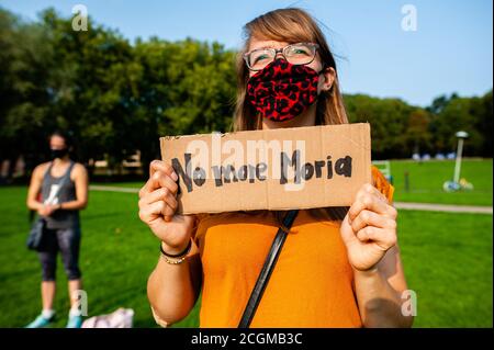 Si vede una donna che tiene un cartello che non dice più Moria durante la dimostrazione.dopo un incendio ha distrutto il più grande campo profughi della Grecia, lasciando quasi 13,000 persone senza rifugio, centinaia di persone si sono riunite per chiedere al governo olandese e all'UE di affrontare questa situazione, sostenere i suoi colleghi e anche accogliere un numero supplementare di rifugiati. Foto Stock