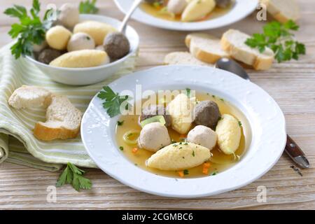 Deliziosa zuppa di nozze composta da un brodo di carne forte con vari gnocchi piccoli Foto Stock