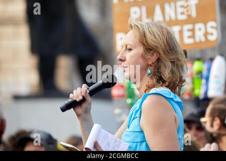 Londra, Regno Unito. - 10 settembre 2020: Gail Bradbrook, co-fondatore della ribellione estinzione, che parla ad una protesta del gruppo in Piazza del Parlamento. Foto Stock