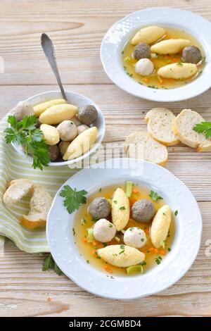 Deliziosa zuppa di nozze composta da un brodo di carne forte con vari gnocchi piccoli Foto Stock