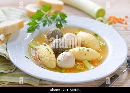 Deliziosa zuppa di nozze composta da un brodo di carne forte con vari gnocchi piccoli Foto Stock