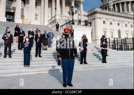 Presidente della Camera, Nancy Pelosi (D-CA) e membri del Congresso che cantano Dio benedica l'America in una cerimonia per la Giornata Nazionale del Servizio e della memoria. Foto Stock