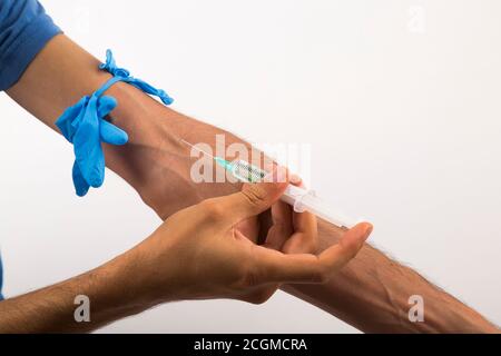 Tossicodipendenza, uomo che usa farmaci in siringa, sfondo bianco e isolato Foto Stock