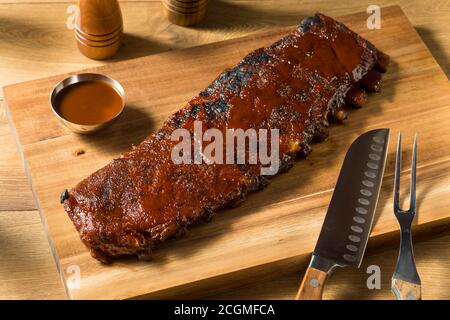 Costolette di ricambio in stile St Louis affumicate fatte in casa con salsa al barbecue Foto Stock