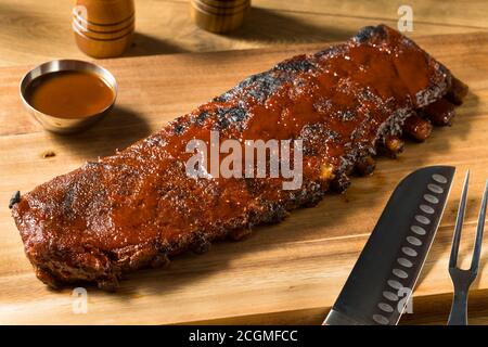 Costolette di ricambio in stile St Louis affumicate fatte in casa con salsa al barbecue Foto Stock