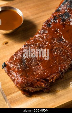 Costolette di ricambio in stile St Louis affumicate fatte in casa con salsa al barbecue Foto Stock