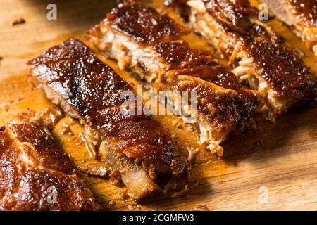 Costolette di ricambio in stile St Louis affumicate fatte in casa con salsa al barbecue Foto Stock