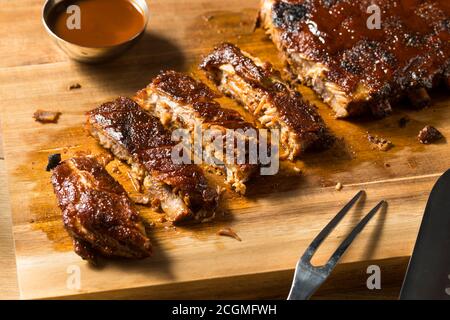 Costolette di ricambio in stile St Louis affumicate fatte in casa con salsa al barbecue Foto Stock