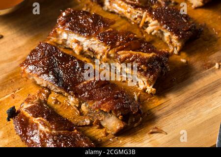 Costolette di ricambio in stile St Louis affumicate fatte in casa con salsa al barbecue Foto Stock