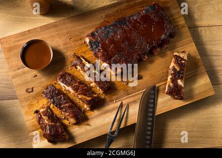 Costolette di ricambio in stile St Louis affumicate fatte in casa con salsa al barbecue Foto Stock