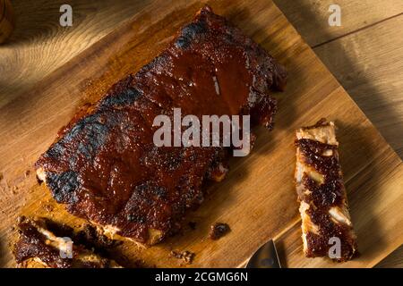 Costolette di ricambio in stile St Louis affumicate fatte in casa con salsa al barbecue Foto Stock