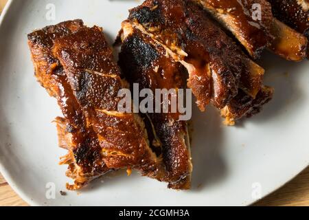 Costolette di ricambio in stile St Louis affumicate fatte in casa con salsa al barbecue Foto Stock