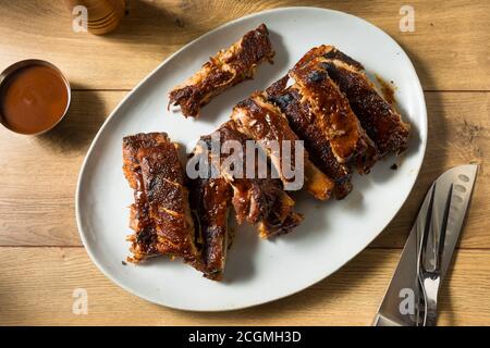 Costolette di ricambio in stile St Louis affumicate fatte in casa con salsa al barbecue Foto Stock