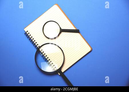 Due lenti di ingrandimento. Isolato su sfondo bianco Foto stock - Alamy