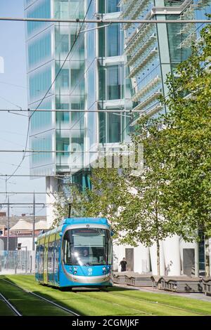 West Midlands Metro che opera tra Birmingham e Wolverhampton vicino a Snow Hill e Bull St, Birmingham, Inghilterra, Regno Unito Foto Stock