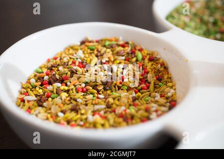 Mukhwas è un colorato spuntino dopo-pasto indiano o un aiuto digestivo ampiamente usato come un deodorante della bocca, particolarmente dopo i pasti Foto Stock