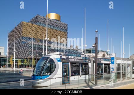 West Midlands Metro che opera tra Birmingham e Wolverhampton presso la Library of Birmingham fermata su Broad st, Birmingham, Inghilterra, Regno Unito Foto Stock