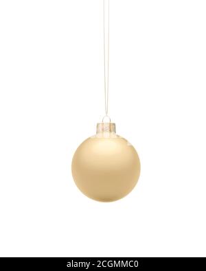 Palla di Natale in oro opaco appesa su corda d'oro. Isolato su sfondo bianco. Decorazione di Natale, concetto di atmosfera festosa. Foto Stock
