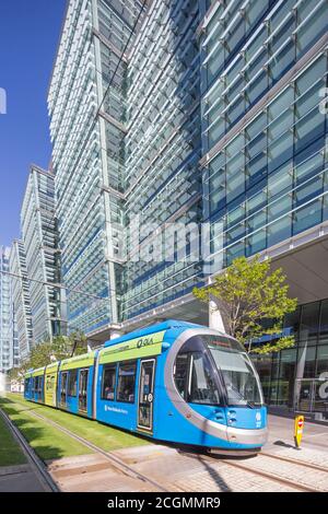 West Midlands Metro che opera tra Birmingham e Wolverhampton vicino a Snow Hill e Bull St, Birmingham, Inghilterra, Regno Unito Foto Stock
