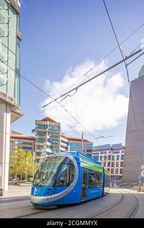 West Midlands Metro che opera tra Birmingham e Wolverhampton vicino a Snow Hill e Bull St, Birmingham, Inghilterra, Regno Unito Foto Stock