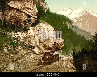 Un treno sulla salita sulla Brünigbahn da Meiringen, Passo Brünig, Oberland Bernese, Svizzera 1890. Foto Stock