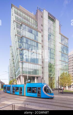 West Midlands Metro che opera tra Birmingham e Wolverhampton vicino a Snow Hill e Bull St, Birmingham, Inghilterra, Regno Unito Foto Stock