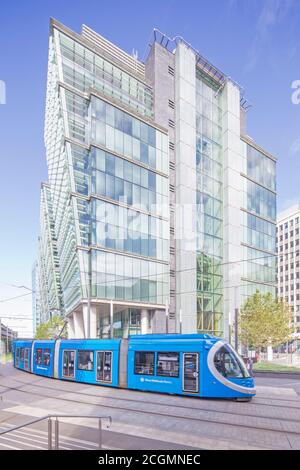 West Midlands Metro che opera tra Birmingham e Wolverhampton vicino a Snow Hill e Bull St, Birmingham, Inghilterra, Regno Unito Foto Stock
