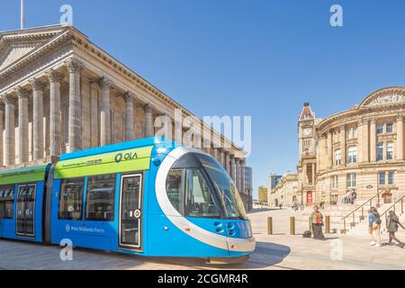 West Midlands Metro che opera tra Birmingham e Wolverhampton, passando per il Municipio in Victoria Square, Birmingham, Inghilterra, Regno Unito Foto Stock