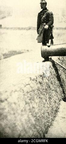 . La storia fotografica della guerra civile : in dieci volumi . onsiderato di tre-3-pollice Parrots en embrasure. Il termine en bar-bette si riferisce al posizionamento di una pistola in modo che il déruzzle proiettato su una parete. En embrasureindica un cannone in un ojening nella fortificazione senza protezione davanti ad esso. Il gunaround in cui gli ufficiali sopra sono raggruppati è un howitzer di mare-costa di 8 pollici. Queste pistole erano di ferro, e sono state usate principalmente per fiancheggiare le stitesof opere permanenti. Hanno sparato particolarmente grappolo-.sparato per questo scopo. L'howitzer è un cannonimpiegato per lanciare grandi proiettili con com Foto Stock