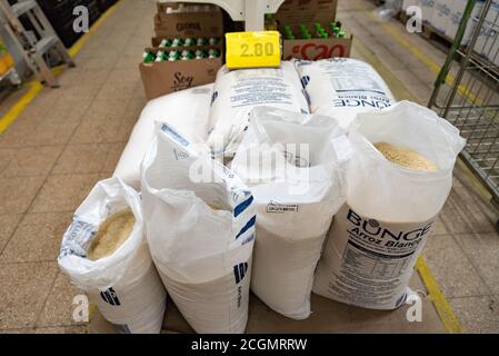Sacchi di riso bianco in vendita in un negozio a San Bartolo, provincia di Lima, Perú Foto Stock