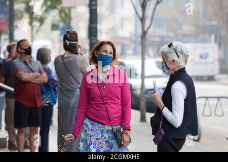 Seattle, Washington, Stati Uniti. 11 agosto 2020 . I visitatori si accaniscono in una fila socialmente distanziata per entrare nel Seattle Art Museum mentre riapre. Il museo è stato chiuso da marzo per limitare la diffusione del virus COVID-19. Credit: Paul Christian Gordon/Alamy Live News Foto Stock