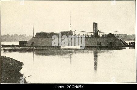 . La guerra civile attraverso la macchina fotografica : centinaia di foto vivide realmente prese nel tempo della guerra civile, insieme con la nuova storia di Elson. LO SFORTUNATO ESSEX DOPO FORT HENRY. Il mille-ton ironclad Essex receivedthe punizione più severest a Fort Henry.Fighting sangue ha sorso nelle vene di COM-mander W. D. Porter, figlio di AdmiralDavid Porter e fratello di AdmiralDavid D. Porter. Il cannone che ha portato in azione a Fort Henry wasnamed dopo il famoso Essex che Hisfather ha comandato nella guerra del 181SJ.quindici del colpo; da Fort Henrystruck e ha detto sull'Essex, il lastone penetrando Foto Stock