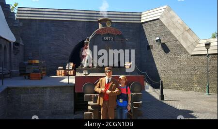 Treno e direttore Hogwarts Express a Hogsmeade, Universal Studios Hollywood, Universal City, California, Stati Uniti Foto Stock