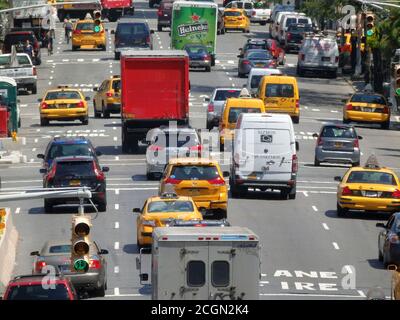 Traffico che si dirige verso una trafficata New York City Street, Stati Uniti Foto Stock