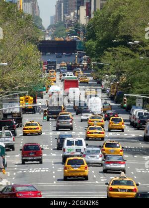 Traffico che si dirige verso una trafficata New York City Street, Stati Uniti Foto Stock